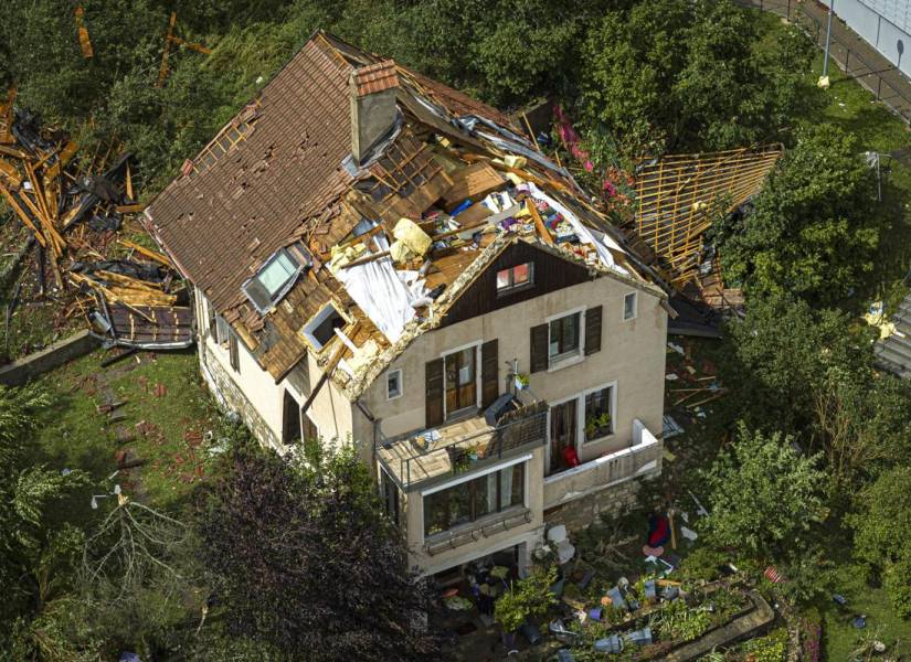 Una casa dañada después de que una tormenta de tornado barriera la ciudad de La Chaux-de-Fonds, Suiza.
