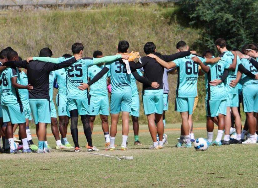 Jugadores de Cumbayá reunidos durante un entrenamiento