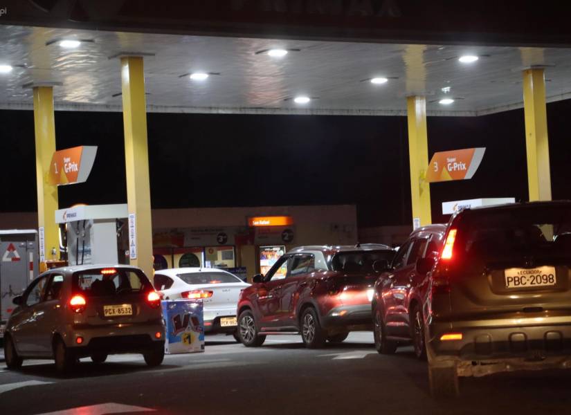 Foto de conductores acudieron a gasolineras en Quito, el 27 de junio de 2024.