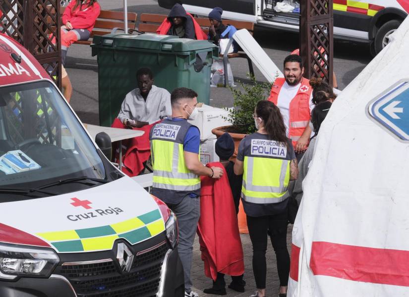 Los migrantes son atendidos en el puerto por un dispositivo sanitario tras la llegada del crucero Insignia