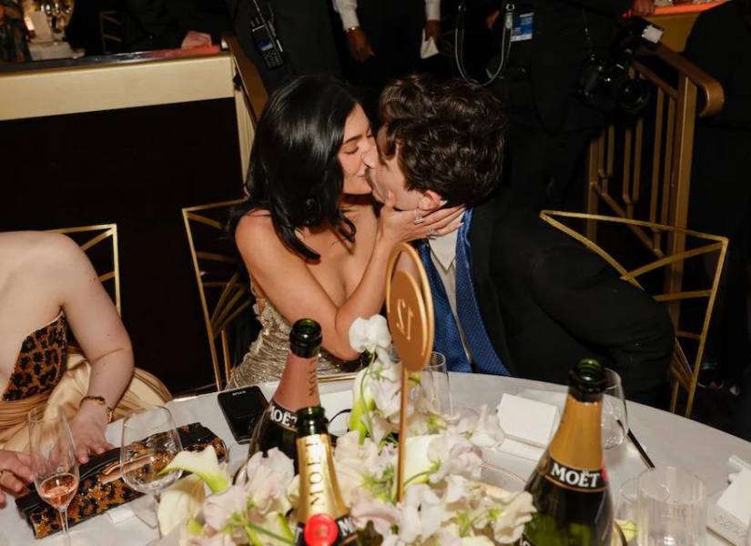 Fotografía de Kylie Jenner junto a Timothée Chalamet en los Globos de Oro 2025