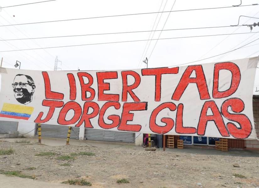 Pancartas de simpatizantes de Jorge Glas.