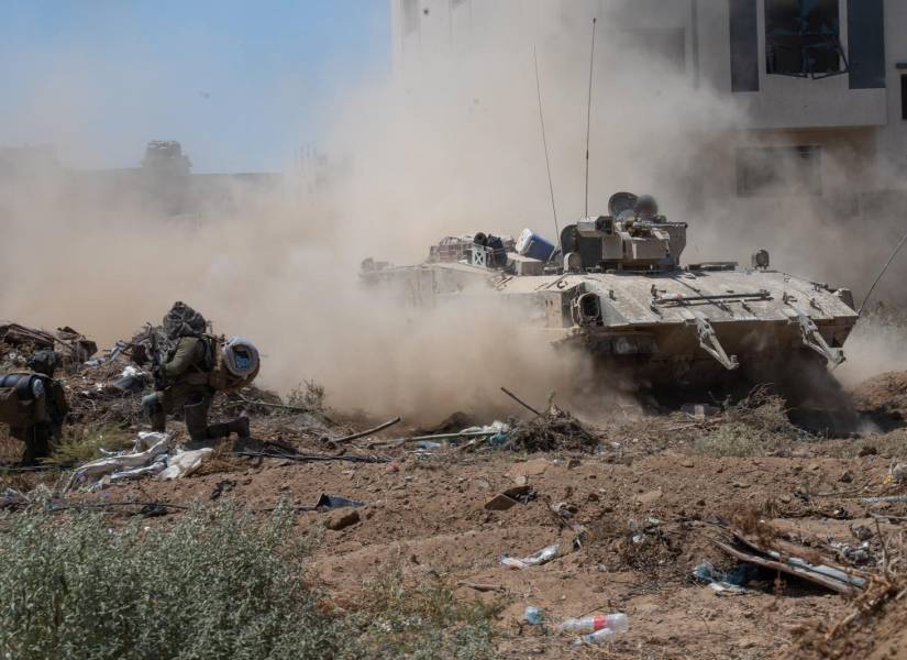 Un tanque de guerra en una zona afectada