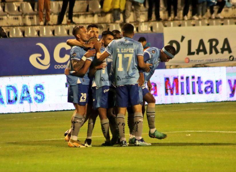 Jugadores de Macará celebran la victoria ante Deportivo Cuenca por la Liga Pro