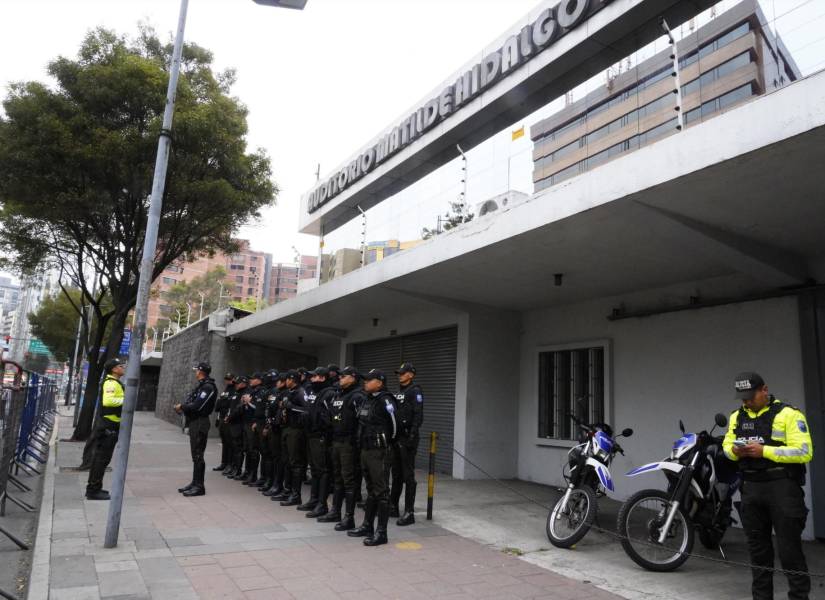 Policías en los exteriores del CNE.