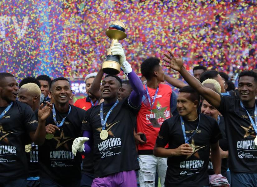 Los jugadores de El Nacional celebrando el título de campeón de la Copa Ecuador.