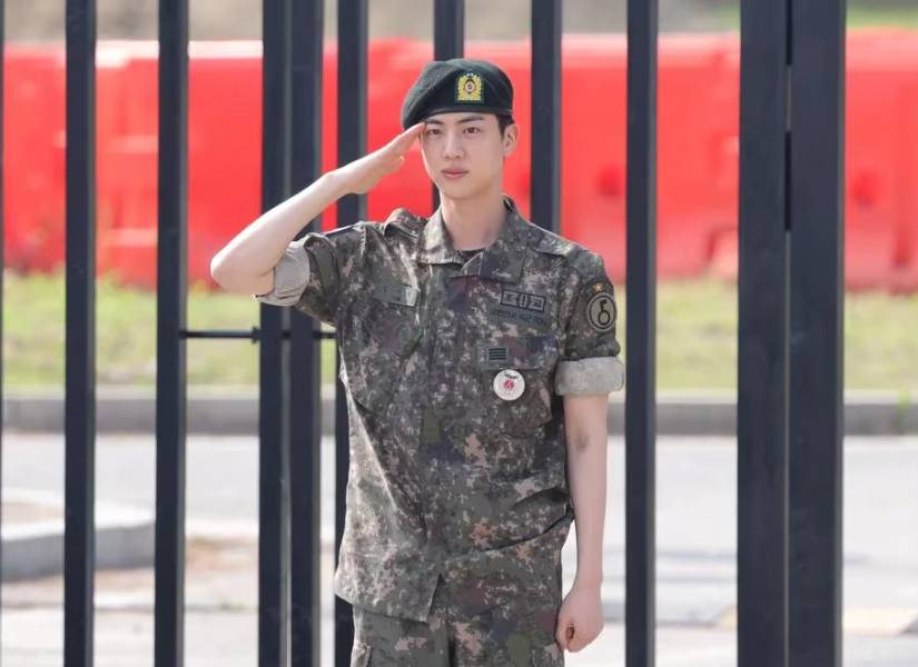 Jin después de salir de su servicio militar.