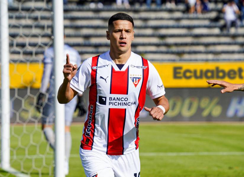 Álex Arce puede quedarse en Liga de Quito.