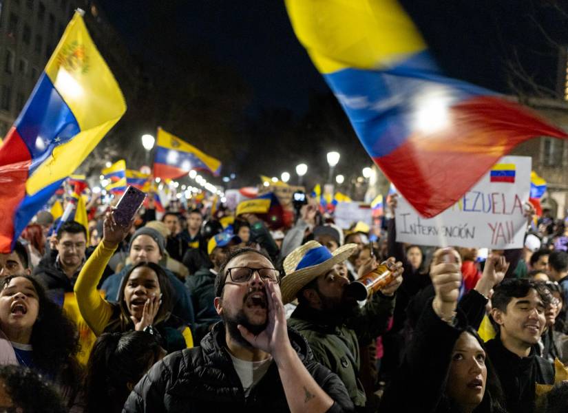 Venezolanos participan de una manifestación en Santiago (Chile).