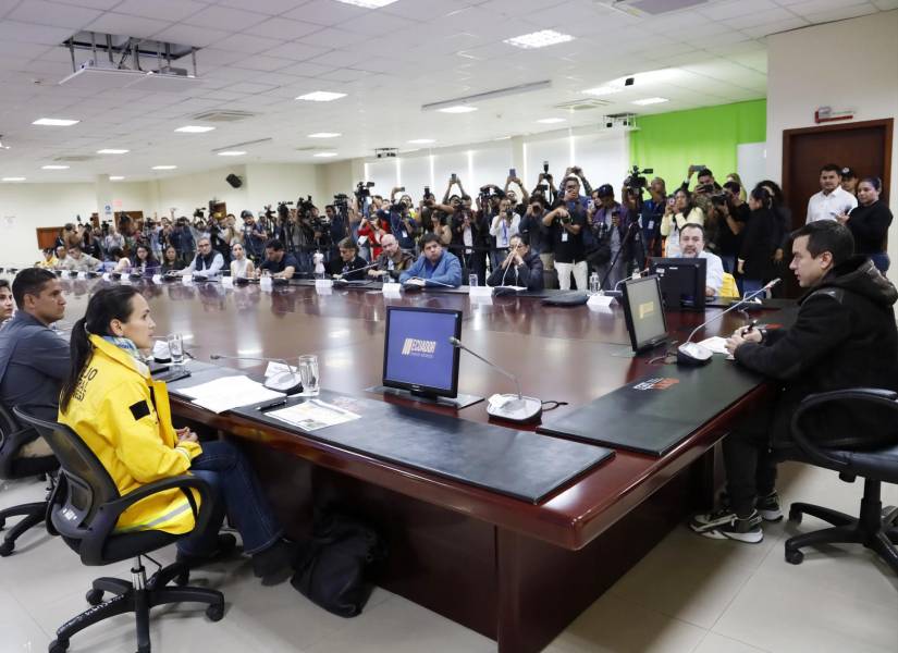 Daniel Noboa liderando el COE Nacional, de fondo a miembros de la prensa.