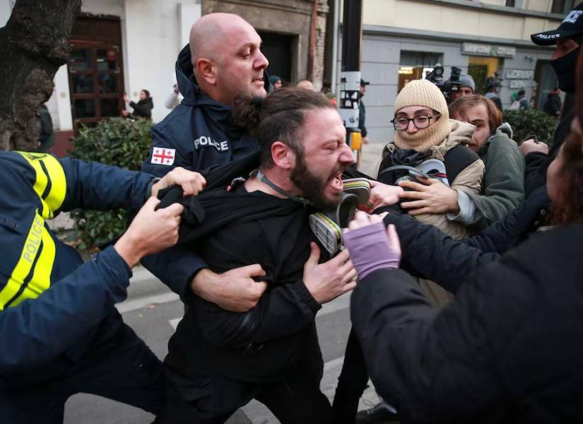 Manifestantes lanzaron piedras y botellas contra la Policía en Tiflis.