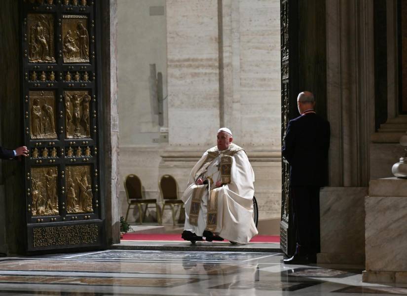 El papa Francisco abre la Puerta Santa de la basílica de San Pedro y da inicio al Jubileo.