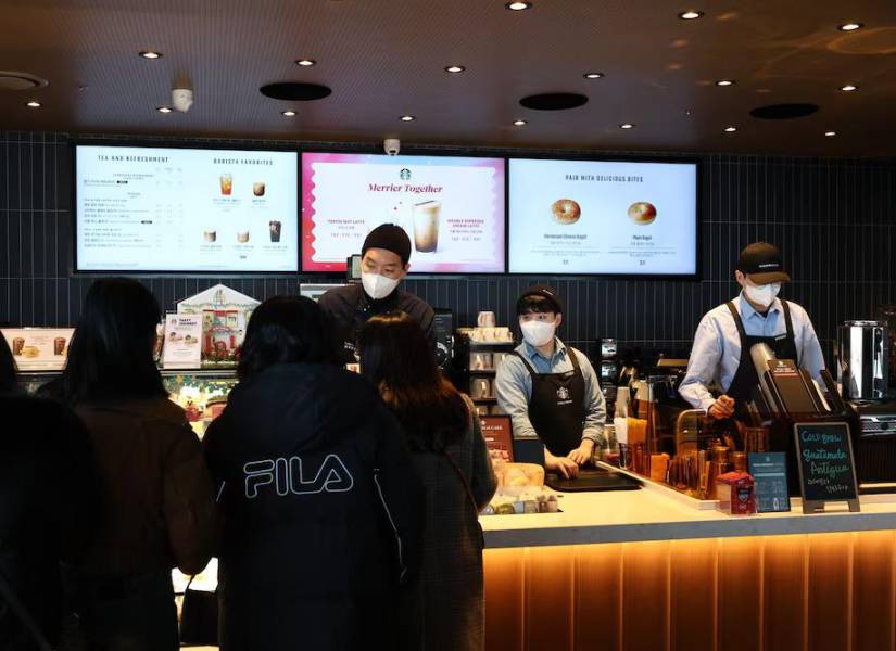 Starbucks ofrece una mirada a la vida norcoreana desde su nueva cafetería Interior de la cafetería Starbucks de Gimpo.