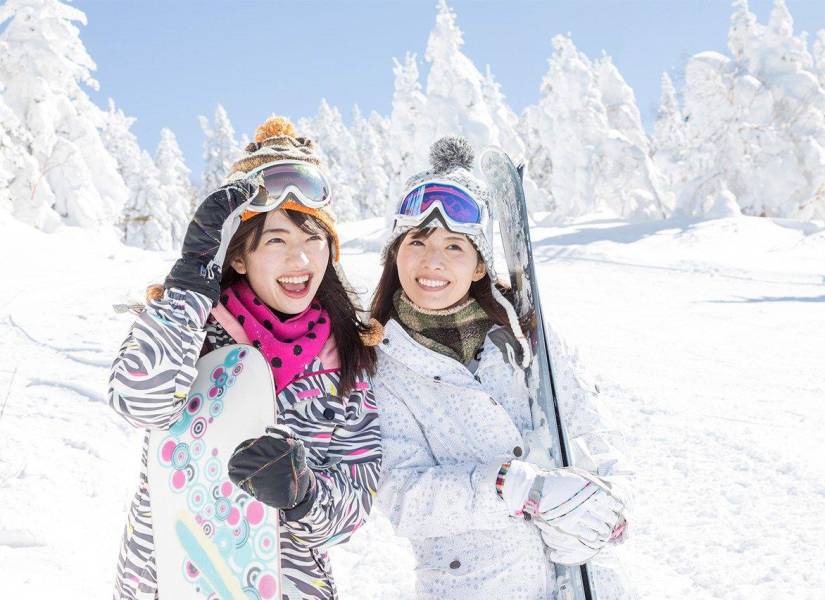 Imagen referencial de mujeres durante invierno en Japón.