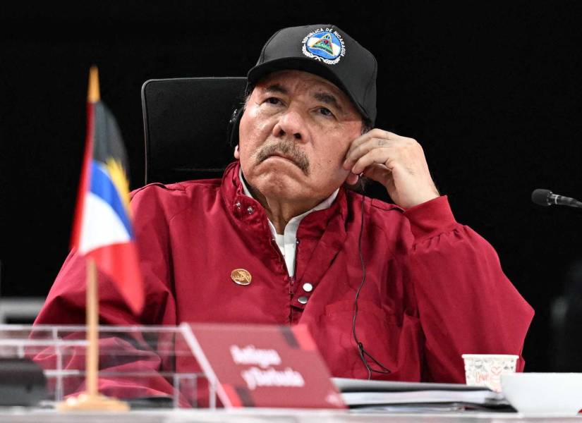 El presidente de Nicaragua, Daniel Ortega, observa durante la sesión inaugural de la XXIV Cumbre ALBA-TCP en Caracas, el 14 de diciembre de 2024.