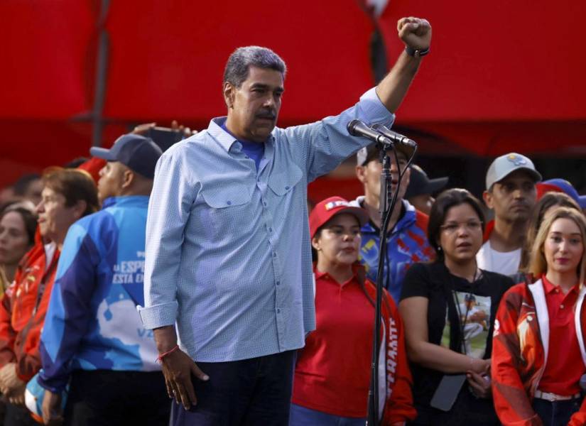 El presidente de Venezuela y aspirante a la reelección, Nicolás Maduro, saluda a los asistentes al cierre de su campaña este jueves, en Caracas.