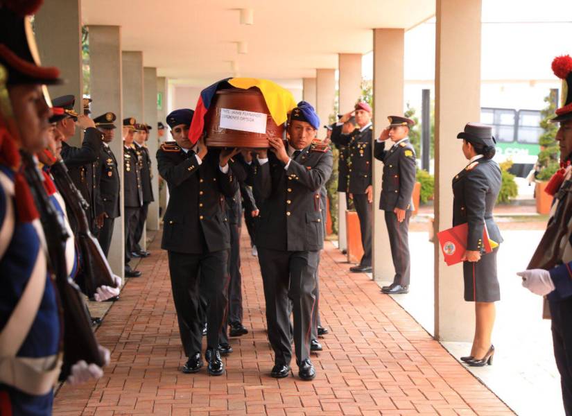 Hasta el parquesanto Jardines Santa Rosa ubicado al sur de Quito fue trasladado el cuerpo del Teniente de Aviación de Ejército Jaime Fernando Cordones Ortega. Familiares, amigos y compañeros se reunieron para darle el último adiós al joven oficial.