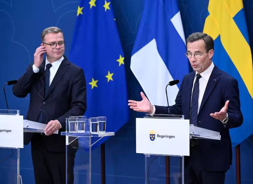 El primer ministro de Finlandia, Petteri Orpo (i), y el primer ministro de Suecia, Ulf Kristersson (d), durante una rueda de prensa en la sede del gobierno en Estocolmo, Suecia.