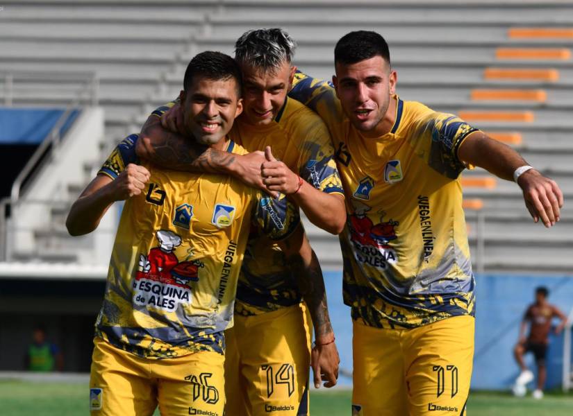 Jugadores de Delfín SC celebrando el triunfo.