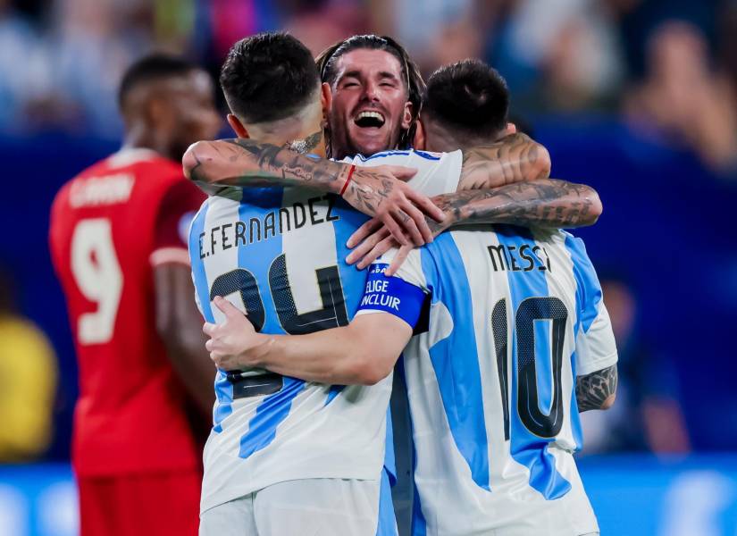 Los jugadores de la selección de Argentina celebran el gol de Lionel Messi ante Canadá por las semifinales de la Copa América
