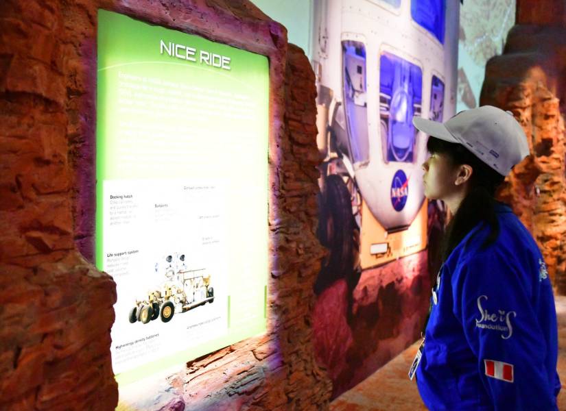 Niña durante su visita al Space Center, en Estados Unidos.