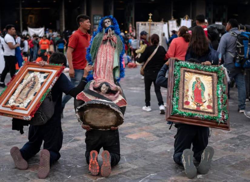 Católicos mexicanos, cargando cuadros, camisetas y figuras de la virgen de Guadalupe, caminan hacia Basílica para celebrar, el 12 de diciembre, su día.