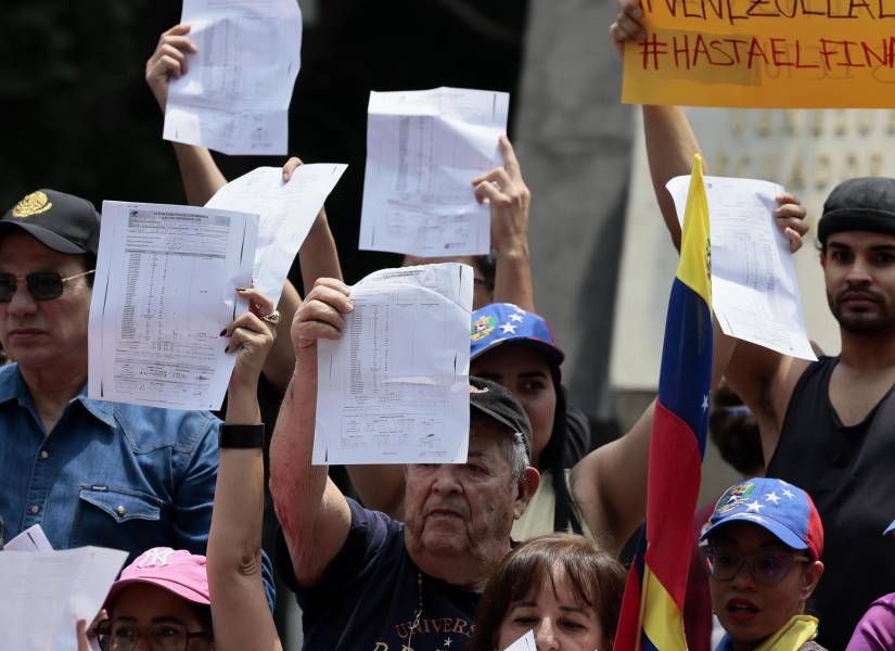 Venezolanos sostienen copias de las actas de votación durante una manifestación en rechazo a los resultados del Consejo Nacional Electoral (CNE), en las elecciones presidenciales del domingo que dieron como ganador a el presidente de Venezuela Nicolás Maduro, este sábado en la Ciudad de México (México). EFE/ José Méndez