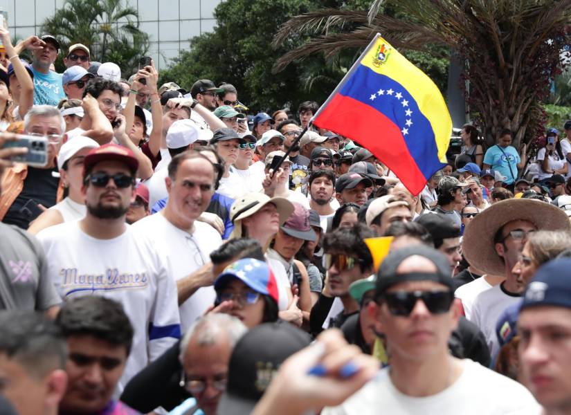 Ciudadanos asisten a una manifestación de apoyo al candidato a la presidencia de Venezuela, Edmundo González Urrutia, este martes, en Caracas (Venezuela).