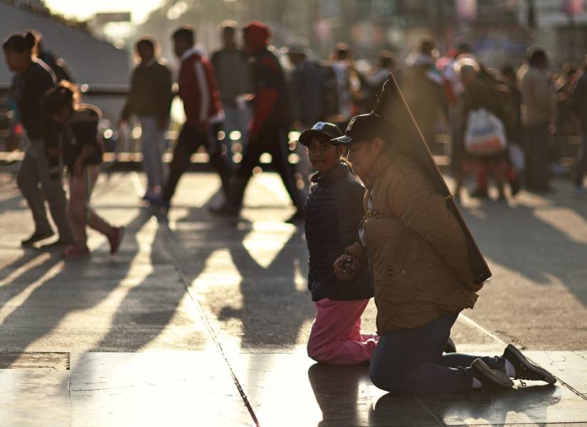 Feligreses mexicanas caminan de rodillas este jueves, durante el peregrinaje anual a la Basílica de Guadalupe, en la Ciudad de México (México). EFE/ Sáshenka Gutiérrez