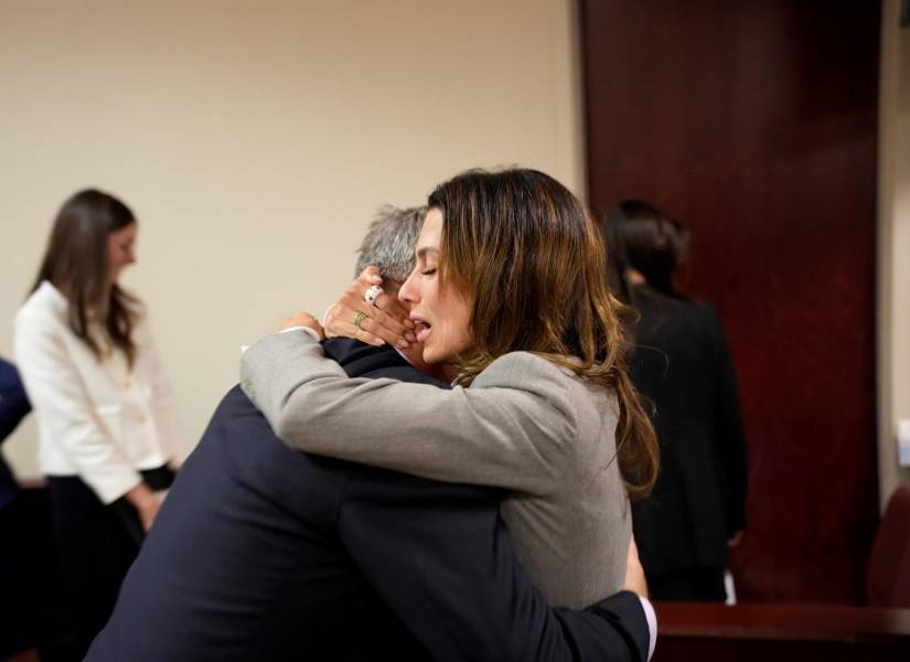 El actor estadounidense Alec Baldwin y su esposa Hilaria Baldwin se abrazan durante su juicio por homicidio involuntario en el Tribunal de Distrito del Condado de Santa Fe, en Santa Fe, Nuevo México, EE.UU., del 12 de julio de 2024.