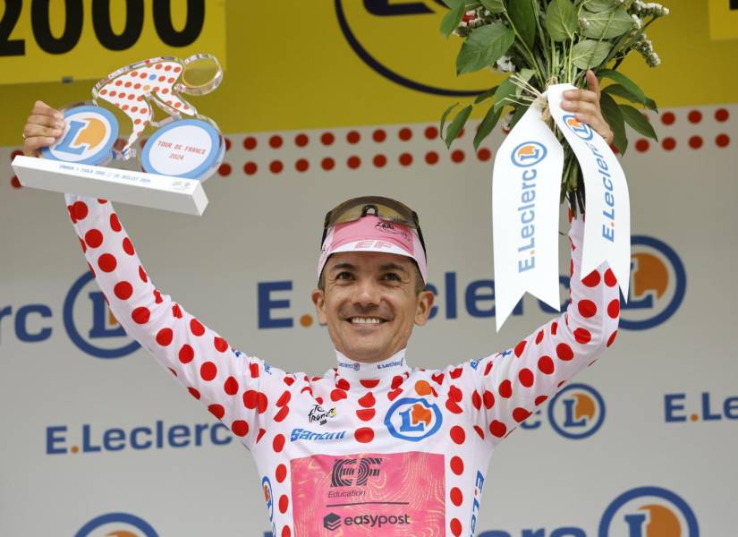 Richard Carapaz, premiado como el mejor de la montaña y el más combativo en el Tour de Francia 2024.