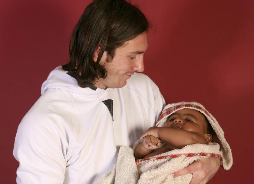 Fotografía realizada por Joan Monfort -colaborador gráfico de AP- de Lionel Messi en 2007 con Lamine Yamal bebé para un calendario benéfico.