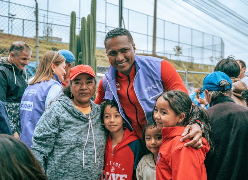 Antonio Valencia y Chito Vera se unieron en una brigada médica gratuita en Quito