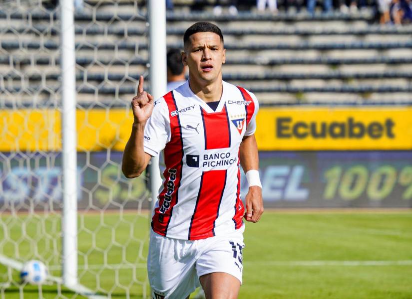 Álex Arce, goleador del campeonato nacional.