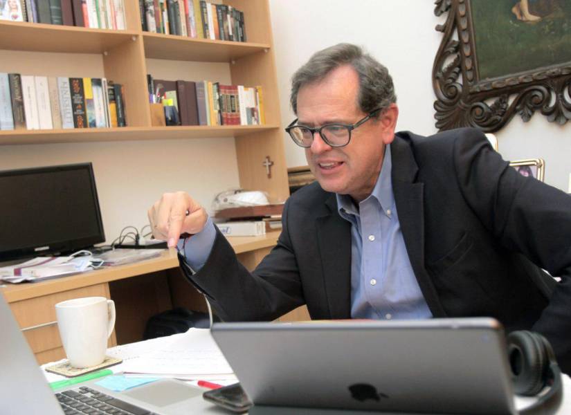 Foto de Carlos Rabascall, como candidato a la vicepresidencia del correísmo en 2021.