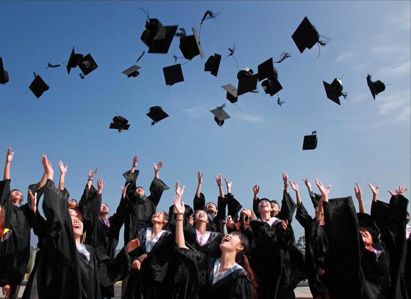 Imagen referencial: Estudiantes universitarios en su graduación.
