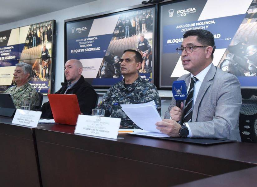 De izquierda a derecha: Jaime Vela, comandante de la Fuerzas Armadas; Giancarlo Loffredo, ministro de Defensa; Víctor Zárate, comandante de la Policía Nacional, y Fausto Íñiguez, viceministro de Seguridad Pública.