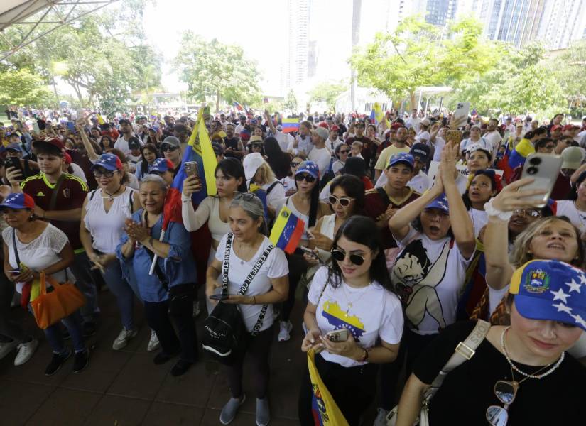 Venezolanos se manifestaron tras las elecciones presidenciales del domingo en las que el Consejo Nacional Electoral (CNE) dio como ganador a Nicolás Maduro este sábado, en Ciudad de Panamá (Panamá).