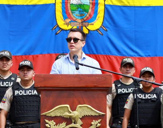 Daniel Noboa en un evento, junto a la Policía Nacional.
