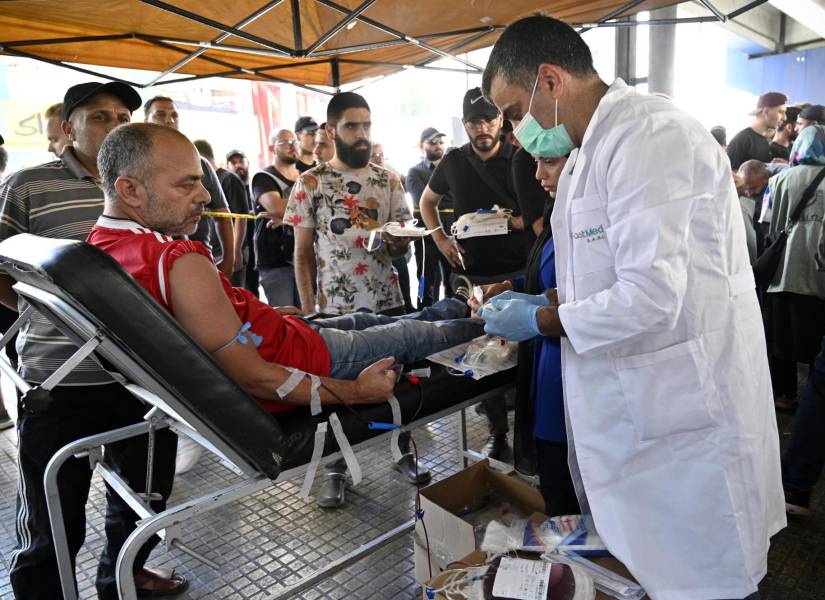 La gente dona sangre, un día después de las explosiones de buscapersonas, en el suburbio sur de Beirut, Líbano, el 18 de septiembre de 2024.