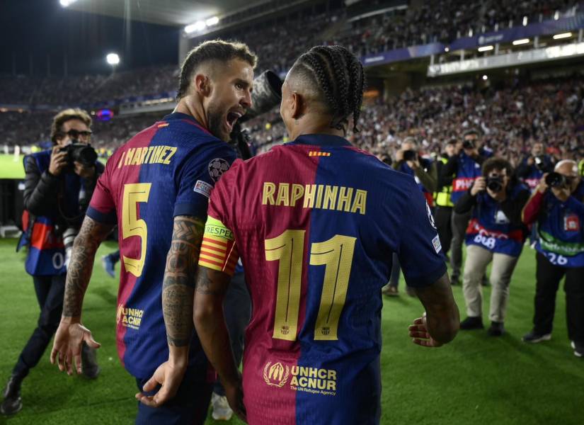 Raphinha e Íñigo Martínez celebran la victoria del FC Barcelona contra el Bayern Múnich