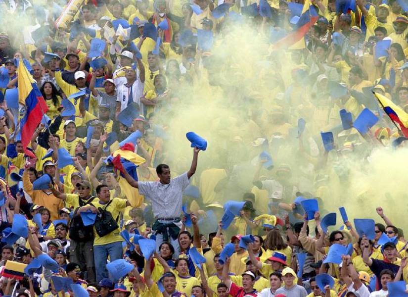 Hinchas ecuatorianos festejan el gol del empate de Ecuador frente a Uruguay, en Quito 07 de noviembre de 2001. La selección de futbol de Uruguay empata 1-1 contra Ecuador por las Eliminatorias Sudamericanas de la Copa del Mundo FIFA Corea-Japon 2002.