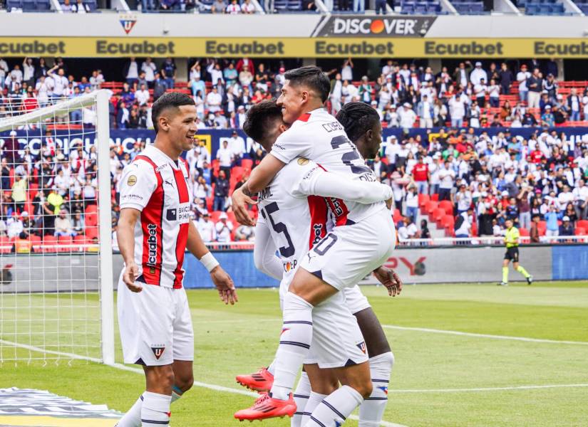 Jugadores de la Liga de Quito celebran el gol de Gabriel Villamil contra Deportivo Cuenca