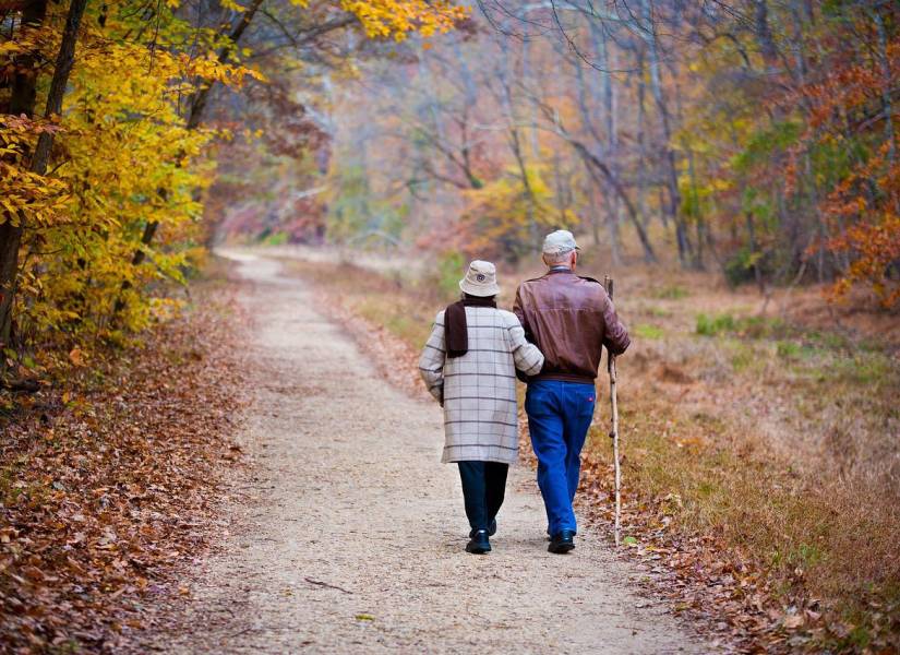 Dos abuelitos tomados de la mano.