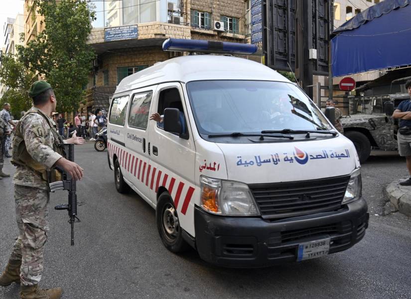 Una ambulancia llega al Centro Médico de la Universidad Americana de Beirut (AUBMC) después de un incidente que involucró los dispositivos inalámbricos de miembros de Hezbolá en Beirut, Líbano.