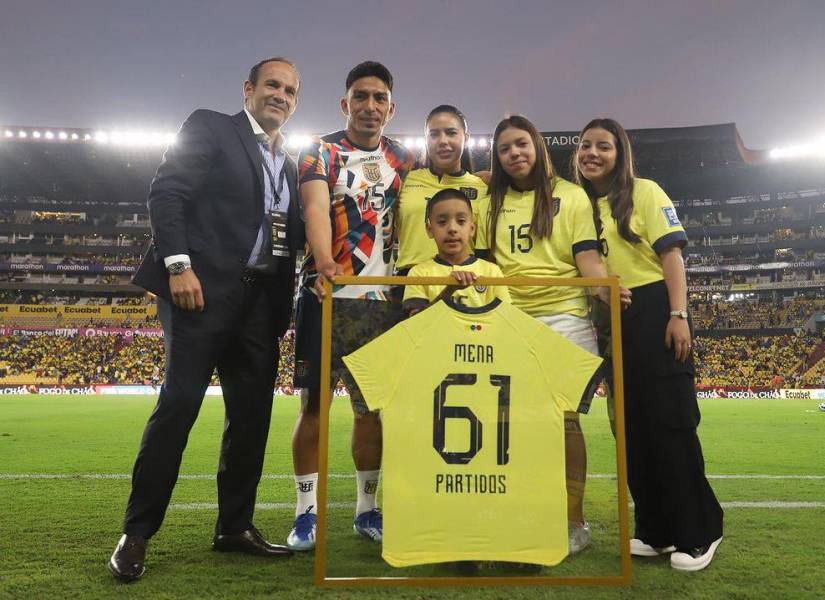 Ángel Mena recibió una camiseta por su retiro de la selección de Ecuador.