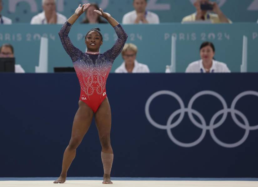 La gimnasta estadounidense Simone Biles saluda al público tras ejecutar su ejercicio en la final de suelo femenino de gimnasia artística de los Juegos Olímpicos de París 2024.