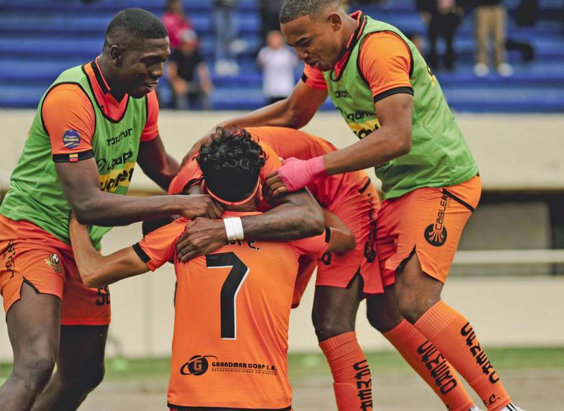 Jugadores de Libertad celebran un gol en Liga Pro