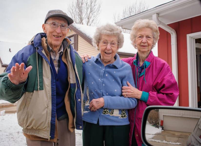 Los padres de Deanna despidiéndose de ella durante una visita de invierno (2008)