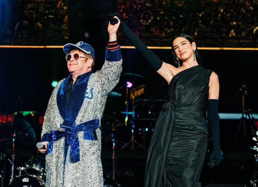 Foto de archivo de Elton John junto a la cantante Dua Lipa